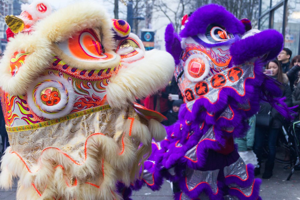 Cum l-au „infrant” chinezii pe legendarul monstru Nian, folosind petarde