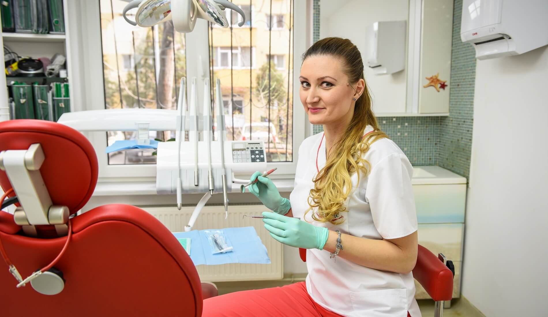Marii actori recurg la implanturi dentare, albire sau fatete dentare