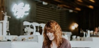 Trenduri în Cluj Napoca: Tot mai mulți clujeni „își mută biroul” în cafenele și restaurante