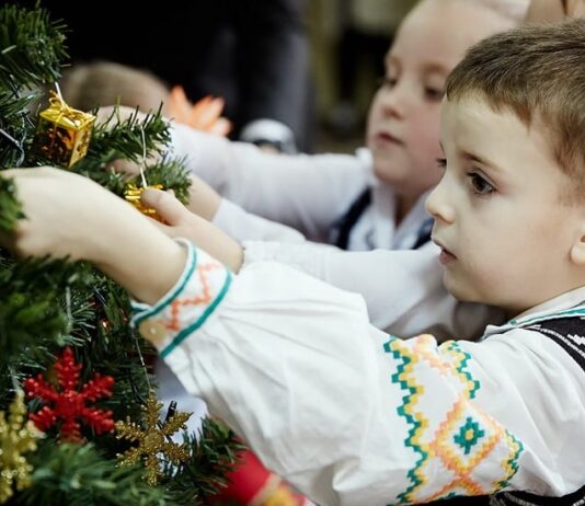 Cum se sarbatoreste Craciunul in Romania? – Ce traditii au romanii in perioada sarbatorilor de iarna Cum se sarbatoreste Craciunul in Romania? - Ce traditii au romanii in perioada sarbatorilor de iarna