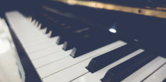 Instrumentele cu Clape: O Călătorie Muzicală prin Sunetele Polifonice