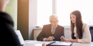 Colaborarea cu un avocat este crucială în multe aspecte ale vieții, de la rezolvarea problemelor juridice personale până la apărarea drepturilor tale într-un proces legal. Un avocat este un profesionist cu pregătire juridică și experiență în domeniul legii, iar implicarea sa poate face diferența între succes și eșec în fața instanțelor de judecată sau în alte chestiuni legale.