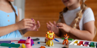 Învățarea Abilităților Tactile Fine cu Ajutorul Jucăriilor: Dezvoltarea Minuțioasă a Dextreței Învățarea Abilităților Tactile Fine cu Ajutorul Jucăriilor: Dezvoltarea Minuțioasă a Dextreței