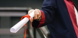 Sponsorizat: Simfonia academică: Compunerea lucrării de licență ca o operă muzicală