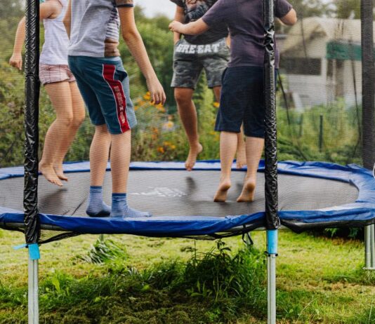Trambulina: un mod simplu de a incuraja activitatea fizica in familie