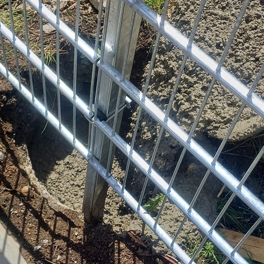 stalpi gard montati in beton