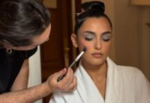 Tendințele de machiaj care vor defini anul 2026. Piele de super model și buze „sărutate”