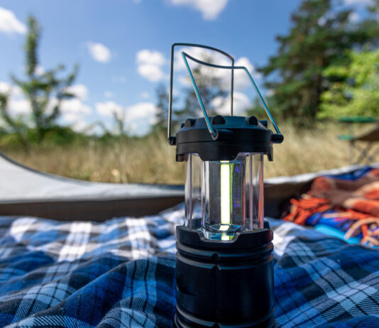Care sunt cele mai fiabile lanterne și surse de lumină pentru camping?