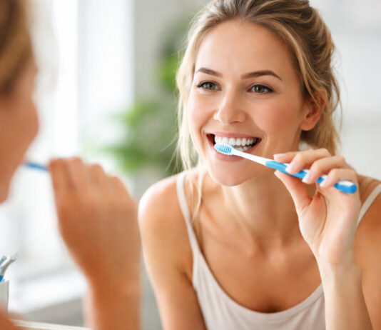 Cât timp ar trebui să dureze periajul dinților și de ce majoritatea oamenilor se opresc prea devreme?