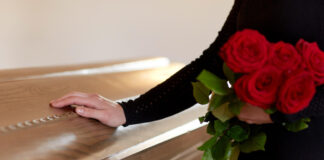 Cum s-au schimbat serviciile funerare în ultimii ani? Între tradiții, nevoile familiilor îndoliate și organizarea modernă a ceremoniilor