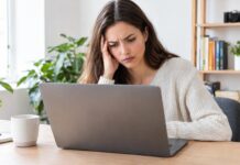 Semnele că laptopul tău cere un drum la service (și ce să NU faci până atunci)