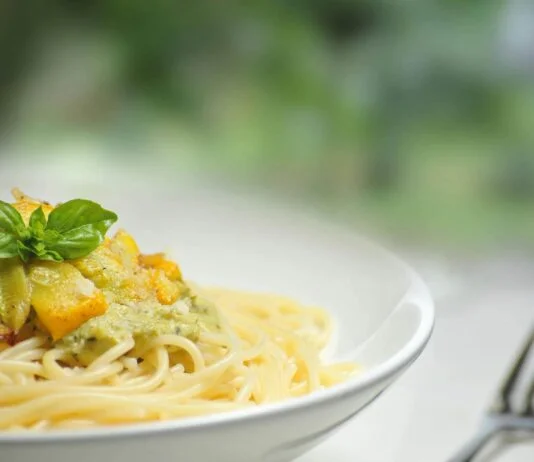 Cum ții corect furculița și cuțitul la masă