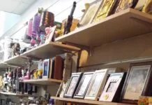 Transformați-vă Spațiul Comercial cu Panouri Slatwall de la RED-SIGN.RO : Mobilierul comercial Perfect pentru Expunerea Produselor Dumeavoastra