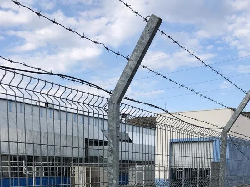 stalp cu 1 brat si 3 randuri sarma ghimpata