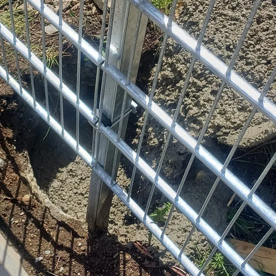 stalpi gard montati in beton