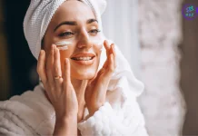 Află despre Happy Beauty Zone, distribuitorul de încredere al produselor cosmetice profesionale premium femeie fericita ce se da cu crema pe fata, HappyBeautyZone